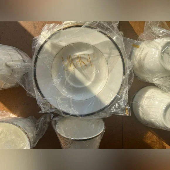 NWT Mikasa Academy CAH05 Bone China Teacups Saucers Set of White